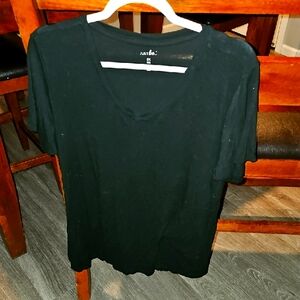Just Be womens plus sz Black V-Neck T-Shirt. Flowy and comfy. Sz 2X